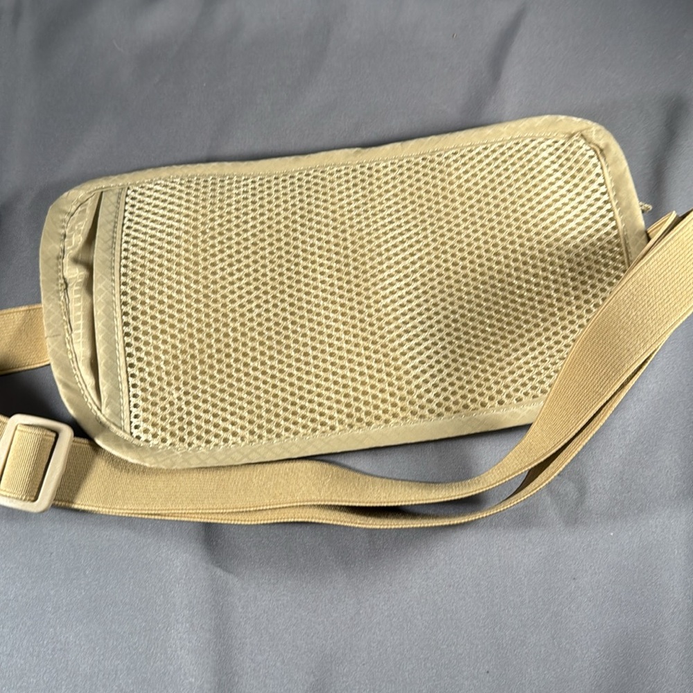 Travelambo RFID STOP adjustable belt bag NWOT - Picture 4 of 4